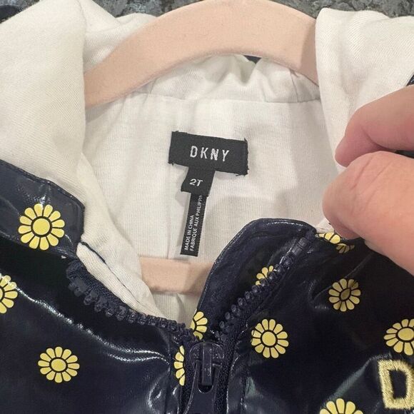 DKNY Toddler Girls 2T Navy Yellow Daisy Print Hooded Raincoat Jacket - Picture 4 of 12